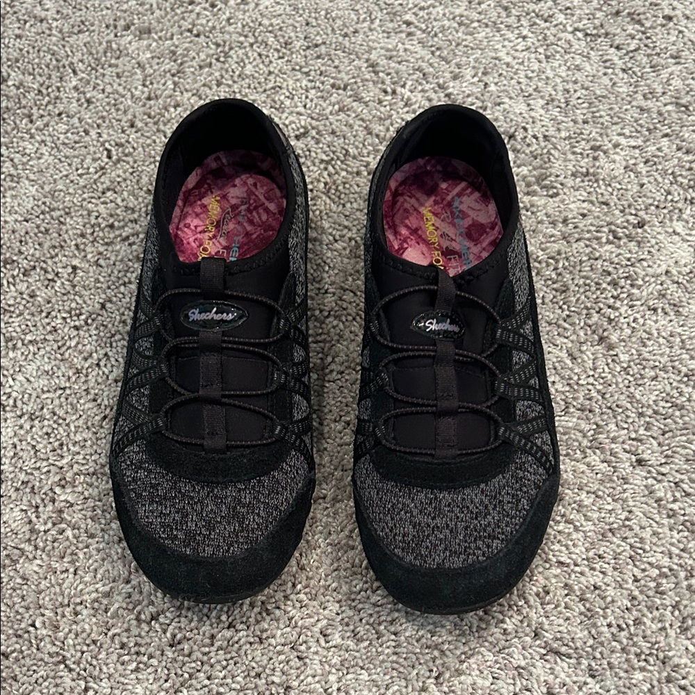Sketchers women’s relaxed fit memory foam shoes 7.5, excellent condition